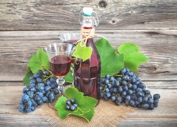 frischer selbstgemachter Traubensaft ansprechend arrangiert mit Weinblaettern und schwarzblauen Weintrauben fresh homemade grape juice attractively arranged with vine leaves and dark blue-black grapes BLWS749372 *** fresher selfmade Grape juice appealing arranged with Weinblaettern and black-blue Grapes Fresh Homemade Grape Juice attractively arranged With Vine Leaves and Dark Blue Black grapes BLWS749372 Copyright: xblickwinkel C.xLesjakx