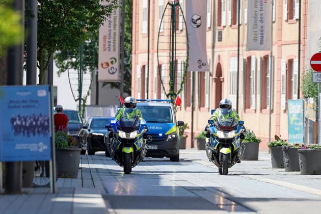 Polizei Eskorte des Bundespräsidenten Frank-Walter Steinmeier , Deutschland, Bundespräsident Frank-Walter Steinmeier, Format Ortszeit Deutschland, Fußgängerzone Lörrach, 30.06.2026, Lörrach Innenstadt Baden-Württemberg Deutschland *** Police escort for Federal President Frank Walter Steinmeier, Germany; Federal President Frank Walter Steinmeier; Local time in Germany; Lörrach pedestrian zone; June 30, 2026; Lörrach city center, Baden-Württemberg, Germany Copyright: xGrantxHubbsx