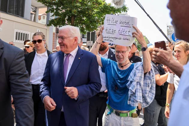 Bundespräsident Frank-Walter Steinmeier in der Fußgängerzone mit Pasanten im Dialog, im Gespräch, Volksnah, , Deutschland, Bundespräsident Frank-Walter Steinmeier, Format Ortszeit Deutschland, Fußgängerzone Lörrach, 30.06.2026, Lörrach Innenstadt Baden-Württemberg Deutschland *** Federal President Frank Walter Steinmeier in the pedestrian zone, engaging with passersby, conversing, connecting with the people, , Germany, Federal President Frank Walter Steinmeier, Local Time Germany format, Lörrach pedestrian zone, June 30, 2026, Lörrach city center, Baden-Württemberg, Germany Copyright: xGrantxHubbsx