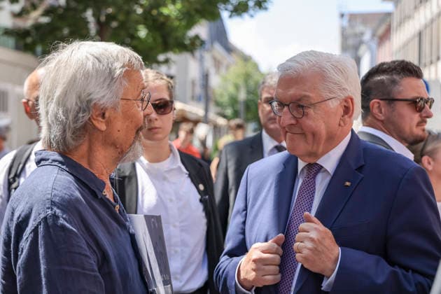 Bundespräsident Frank-Walter Steinmeier in der Fußgängerzone mit Pasanten im Dialog, im Gespräch, Volksnah, , Deutschland, Bundespräsident Frank-Walter Steinmeier, Format Ortszeit Deutschland, Fußgängerzone Lörrach, 30.06.2026, Lörrach Innenstadt Baden-Württemberg Deutschland *** Federal President Frank Walter Steinmeier in the pedestrian zone, engaging with passersby, chatting with them, connecting with the people, , Germany, Federal President Frank Walter Steinmeier, Local Time Germany format, Lörrach pedestrian zone, June 30, 2026, Lörrach city center, Baden-Württemberg, Germany Copyright: xGrantxHubbsx