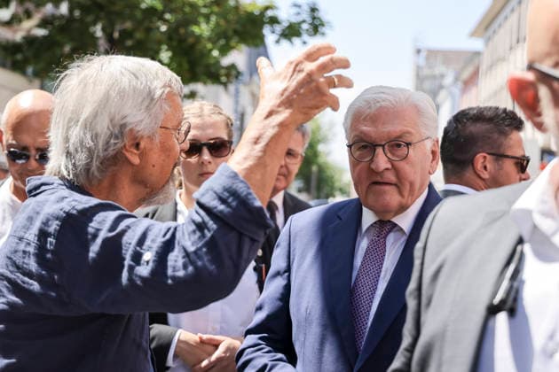 Bundespräsident Frank-Walter Steinmeier in der Fußgängerzone mit Pasanten im Dialog, im Gespräch, Volksnah, , Deutschland, Bundespräsident Frank-Walter Steinmeier, Format Ortszeit Deutschland, Fußgängerzone Lörrach, 30.06.2026, Lörrach Innenstadt Baden-Württemberg Deutschland *** Federal President Frank Walter Steinmeier in the pedestrian zone, engaging with passersby, chatting with them, connecting with the people, , Germany, Federal President Frank Walter Steinmeier, Local Time Germany format, Lörrach pedestrian zone, June 30, 2026, Lörrach city center, Baden-Württemberg, Germany Copyright: xGrantxHubbsx