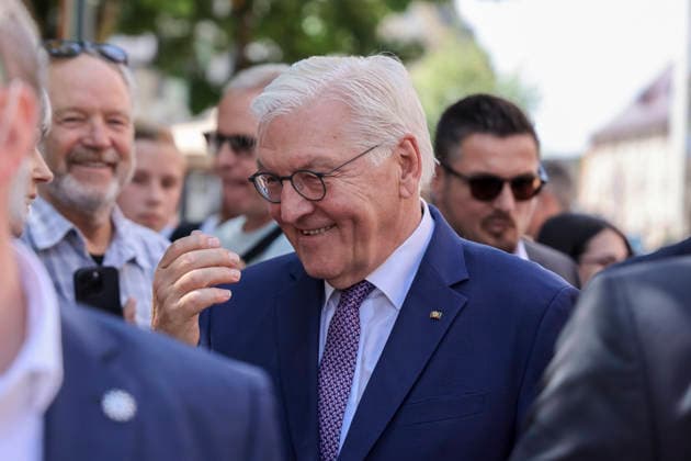 Bundespräsident Frank-Walter Steinmeier in der Fußgängerzone mit Pasanten im Dialog, im Gespräch, Volksnah, , Deutschland, Bundespräsident Frank-Walter Steinmeier, Format Ortszeit Deutschland, Fußgängerzone Lörrach, 30.06.2026, Lörrach Innenstadt Baden-Württemberg Deutschland *** Federal President Frank Walter Steinmeier in the pedestrian zone, engaging with passersby, chatting with them, connecting with the people, , Germany, Federal President Frank Walter Steinmeier, Local Time Germany format, Lörrach pedestrian zone, June 30, 2026, Lörrach city center, Baden-Württemberg, Germany Copyright: xGrantxHubbsx