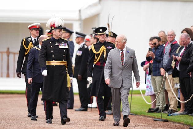 King visits Scotland for Holyrood Week King Charles III (centre right) arrives for the Ceremony of the Keys in the gardens of the Palace of Holyroodhouse in Edinburgh, as part of the King s visit to Scotland for Holyrood Week. Picture date: Tuesday June 30, 2026., Credit:Aaron Chown PA ROTA - B68 Avalon UK, Edinburgh  Copyright: xAaronxChownx xPAxROTAx-xB68x xAvalonx 1113543658