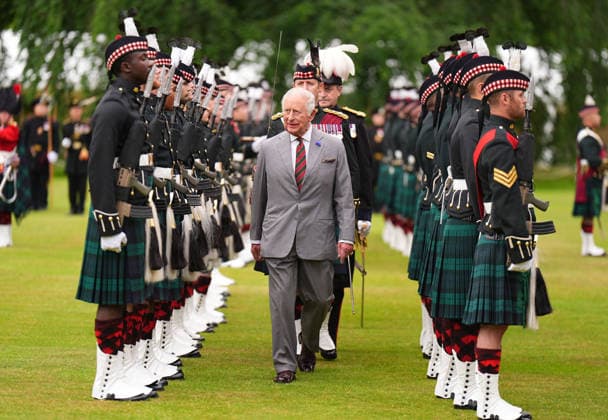 King visits Scotland for Holyrood Week King Charles III inspects the guard of honour, Balaklava Company, 5th Battalion, the Royal Regiment of Scotland during the Ceremony of the Keys in the gardens of the Palace of Holyroodhouse in Edinburgh, as part of the King s visit to Scotland for Holyrood Week. Picture date: Tuesday June 30, 2026., Credit:Aaron Chown PA ROTA - B68 Avalon UK, Edinburgh  Copyright: xAaronxChownx xPAxROTAx-xB68x xAvalonx 1113543667