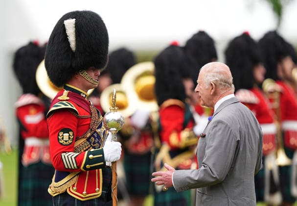 King visits Scotland for Holyrood Week King Charles III (right) during the Ceremony of the Keys in the gardens of the Palace of Holyroodhouse in Edinburgh, as part of the King s visit to Scotland for Holyrood Week. Picture date: Tuesday June 30, 2026., Credit:Aaron Chown PA ROTA - B68 Avalon UK, Edinburgh  Copyright: xAaronxChownx xPAxROTAx-xB68x xAvalonx 1113543720
