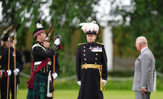 King visits Scotland for Holyrood Week King Charles III (right) inspects the guard of honour, Balaklava Company, 5th Battalion, the Royal Regiment of Scotland during the Ceremony of the Keys in the gardens of the Palace of Holyroodhouse in Edinburgh, as part of the King s visit to Scotland for Holyrood Week. Picture date: Tuesday June 30, 2026., Credit:Aaron Chown PA ROTA - B68 Avalon UK, Edinburgh  Copyright: xAaronxChownx xPAxROTAx-xB68x xAvalonx 1113543757