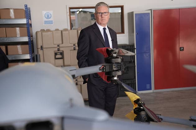 Defence investment plan Prime Minister Sir Keir Starmer looks at drones after delivering a speech in Berkshire, following the publication of a long-delayed defence investment plan (Dip). Picture date: Tuesday June 30, 2026., Credit:Stefan Rousseau PA ROTA - B68 Avalon UK  Copyright: xStefanxRousseaux xPAxROTAx-xB68x xAvalonx 1113543855