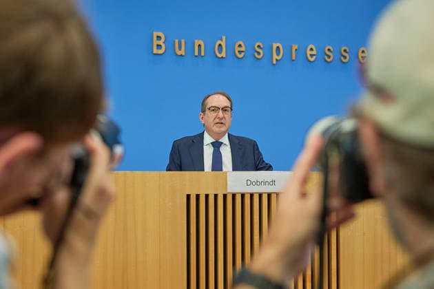 Bundesminister des Innern Alexander Dobrindt (CSU) waehrend der Vorstellung des Verfassungsschutzberichtes 2025 in der Bundespressekonferenz in Berlin (Foto vom 30.06.2026). EDITORIAL USE ONLY *** Federal Minister of the Interior Alexander Dobrindt (CSU) during the presentation of the 2025 Report on the Protection of the Constitution at the Federal Press Conference in Berlin. Photo taken on June 30, 2026. EDITORIAL USE ONLY Copyright: epd-bild ChristianxDitsch D26D0630Verfassungsschutzbericht2025-101555