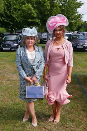 Henley Royal Regatta Fashion Day 1 People arrive in their finery in the sunshine on the first day of the event. The 2026 Henley Royal Regatta takes place from Tuesday 30th June to Sunday 5th July 2026. This historic, six-day head-to-head knockout rowing competition is held on the River Thames in Henley on Thames. It stands as the absolute pinnacle of the international and British summer military, student, and club rowing calendars., Credit:Geoffrey Swaine Geoff Swaine - B4563 Avalon UK, Oxfordshire, Henley on Thames  Copyright: xGeoffreyxSwainex xGeoffxSwainex-xB4563x xAvalonx 1113529390
