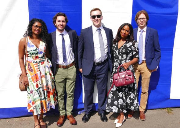 Henley Royal Regatta Fashion Day 1 People arrive in their finery in the sunshine on the first day of the event. The 2026 Henley Royal Regatta takes place from Tuesday 30th June to Sunday 5th July 2026. This historic, six-day head-to-head knockout rowing competition is held on the River Thames in Henley on Thames. It stands as the absolute pinnacle of the international and British summer military, student, and club rowing calendars., Credit:Geoffrey Swaine Geoff Swaine - B4563 Avalon UK, Oxfordshire, Henley on Thames  Copyright: xGeoffreyxSwainex xGeoffxSwainex-xB4563x xAvalonx 1113533150
