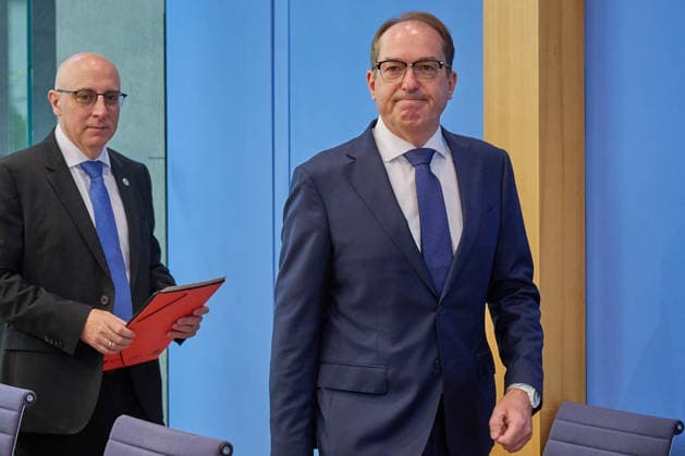 Vorstellung des Verfassungsschutzberichtes 2025 in der Bundespressekonferenz in Berlin mit Bundesminister des Innern Alexander Dobrindt (CSU, rechts im Bild) und Sinan Selen, Praesident des Bundesamtes fuer Verfassungsschutz (BfV, links) (Foto vom 30.06.2026). Die Zahl der Rechtsextremisten ist nach der Einschaetzung des Verfassungsschutzes weiter gestiegen. Wie aus dem am Dienstag in Berlin veroeffentlichten Bericht fuer das vergangene Jahr hervorgeht, wird ihr ein Potenzial von rund 58.700 Anhaengern zugerechnet. (Siehe epd-Meldung vom 30.06.2026) EDITORIAL USE ONLY *** Presentation of the 2025 Report on the Protection of the Constitution at the Federal Press Conference in Berlin with Federal Minister of the Interior Alexander Dobrindt (C Copyright: epd-bild ChristianxDitsch D26D0630Verfassungsschutzbericht2025-100740