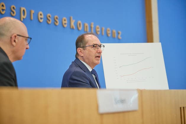 Vorstellung des Verfassungsschutzberichtes 2025 in der Bundespressekonferenz in Berlin mit Bundesminister des Innern Alexander Dobrindt (CSU, rechts im Bild) und Sinan Selen, Praesident des Bundesamtes fuer Verfassungsschutz (BfV, links) (Foto vom 30.06.2026). Die Zahl der Rechtsextremisten ist nach der Einschaetzung des Verfassungsschutzes weiter gestiegen. Wie aus dem am Dienstag in Berlin veroeffentlichten Bericht fuer das vergangene Jahr hervorgeht, wird ihr ein Potenzial von rund 58.700 Anhaengern zugerechnet. (Siehe epd-Meldung vom 30.06.2026) EDITORIAL USE ONLY *** Presentation of the 2025 Report on the Protection of the Constitution at the Federal Press Conference in Berlin with Federal Minister of the Interior Alexander Dobrindt (C Copyright: epd-bild ChristianxDitsch D26D0630Verfassungsschutzbericht2025-101202