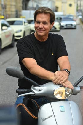 Thomas HEINZE (Schauspieler), auf einer Vespa,Einzelbild,angeschnittenes Einzelmotiv,Halbfigur,halbe Figur. ZDF Empfang Get Together Orange Hour in H ugo s Bar anlaesslich Filmfest Muenchen am 30.06.2026. *** Thomas HEINZE, actor, on a Vespa; single frame; cropped close-up; half-length portrait; ZDF reception Get Together Orange Hour at Hugo s Bar during the Munich Film Festival on June 30, 2026
