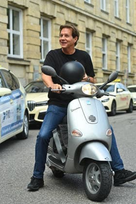 Thomas HEINZE (Schauspieler), auf einer Vespa. ZDF Empfang Get Together Orange Hour in H ugo s Bar anlaesslich Filmfest Muenchen am 30.06.2026. *** Thomas HEINZE, actor, on a Vespa at the ZDF reception and get-together Orange Hour at Hugo s Bar during the Munich Film Festival on June 30, 2026