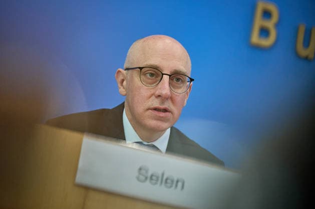 Sinan Selen, Praesident des Bundesamtes fuer Verfassungsschutz (BfV), waehrend der Vorstellung des Verfassungsschutzberichtes 2025 in der Bundespressekonferenz in Berlin (Foto vom 30.06.2026). EDITORIAL USE ONLY *** Sinan Selen, President of the Federal Office for the Protection of the Constitution (BfV), during the presentation of the 2025 Report on the Protection of the Constitution at the Federal Press Conference in Berlin. Photo taken on June 30, 2026. EDITORIAL USE ONLY Copyright: epd-bild ChristianxDitsch D26D0630Verfassungsschutzbericht2025-103113