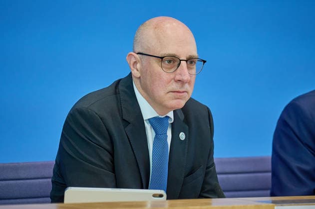 Sinan Selen, Praesident des Bundesamtes fuer Verfassungsschutz (BfV), waehrend der Vorstellung des Verfassungsschutzberichtes 2025 in der Bundespressekonferenz in Berlin (Foto vom 30.06.2026). EDITORIAL USE ONLY *** Sinan Selen, President of the Federal Office for the Protection of the Constitution (BfV), during the presentation of the 2025 Report on the Protection of the Constitution at the Federal Press Conference in Berlin. Photo taken on June 30, 2026. EDITORIAL USE ONLY Copyright: epd-bild ChristianxDitsch D26D0630Verfassungsschutzbericht2025-103252