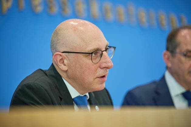 Sinan Selen, Praesident des Bundesamtes fuer Verfassungsschutz (BfV), waehrend der Vorstellung des Verfassungsschutzberichtes 2025 in der Bundespressekonferenz in Berlin (Foto vom 30.06.2026). EDITORIAL USE ONLY *** Sinan Selen, President of the Federal Office for the Protection of the Constitution (BfV), during the presentation of the 2025 Report on the Protection of the Constitution at the Federal Press Conference in Berlin. Photo taken on June 30, 2026. EDITORIAL USE ONLY Copyright: epd-bild ChristianxDitsch D26D0630Verfassungsschutzbericht2025-104449