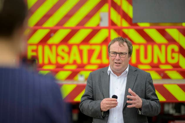 Oliver Krischer (Minister für Umwelt, Naturschutz und Verkehr NRW) vor dem Schriftzug der Einsatzleitung. Pressetermin Umweltminister Oliver Krischer besucht das Krisenzentrum für Hochwasser in der Einsatzzentrale der Feuerwehr der Stadt Mülheim an der Ruhr, am 30.06.2026 in Mülheim Deutschland Ruhr Leitstelle der Feuerwehr Mülheim *** Oliver Krischer, Minister of the Environment, Nature Conservation, and Transportation for North Rhine-Westphalia, stands in front of the sign for the operations command center. Press event: Environment Minister Oliver Krischer visits the flood crisis center at the operations command center of the Mülheim an der Ruhr Fire Department on June 30, 2026, in Mülheim, Germany. Ruhr Fire Department Operations Co