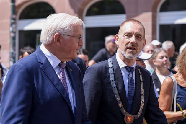 Bundespräsident Frank-Walter Steinmeier und Oberbürgermeister Jörg Lutz in der Fußgängerzone , Deutschland, Bundespräsident Frank-Walter Steinmeier, Format Ortszeit Deutschland, Fußgängerzone Lörrach, 30.06.2026, Lörrach Innenstadt Baden-Württemberg Deutschland *** Federal President Frank Walter Steinmeier and Mayor Jörg Lutz in the pedestrian zone, Germany; Federal President Frank Walter Steinmeier; Local time in Germany; Lörrach pedestrian zone; June 30, 2026; Lörrach city center, Baden-Württemberg, Germany Copyright: xGrantxHubbsx