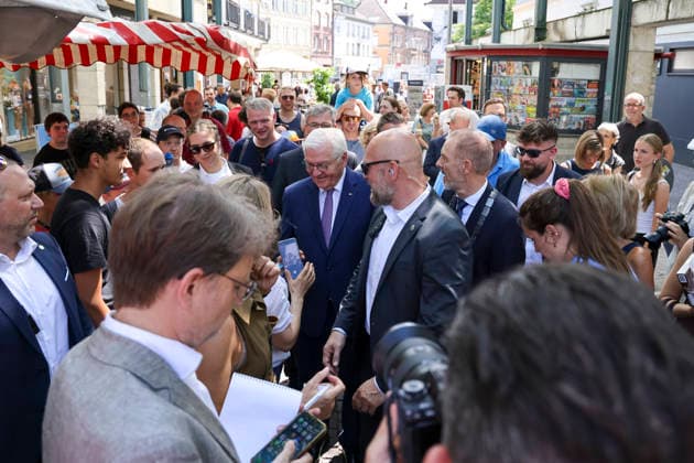 Bundespräsident Frank-Walter Steinmeier in der Fußgängerzone mit Pasanten im Dialog, im Gespräch, Volksnah, , Deutschland, Bundespräsident Frank-Walter Steinmeier, Format Ortszeit Deutschland, Fußgängerzone Lörrach, 30.06.2026, Lörrach Innenstadt Baden-Württemberg Deutschland *** Federal President Frank Walter Steinmeier in the pedestrian zone, engaging with passersby, chatting with them, connecting with the people, , Germany, Federal President Frank Walter Steinmeier, Local Time Germany format, Lörrach pedestrian zone, June 30, 2026, Lörrach city center, Baden-Württemberg, Germany Copyright: xGrantxHubbsx