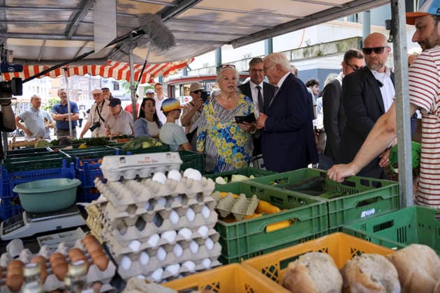Bundespräsident Frank-Walter Steinmeier auf dem Marktplatz in der Fußgängerzone mit Pasanten im Dialog, im Gespräch, Volksnah, , Deutschland, Bundespräsident Frank-Walter Steinmeier, Format Ortszeit Deutschland, Fußgängerzone Lörrach, 30.06.2026, Lörrach Innenstadt Baden-Württemberg Deutschland *** Federal President Frank Walter Steinmeier on the market square in the pedestrian zone, engaging with passersby, conversing, connecting with the people, Germany, Federal President Frank Walter Steinmeier, Local Time Germany, Lörrach Pedestrian Zone, June 30, 2026, Lörrach City Center, Baden-Württemberg, Germany Copyright: xGrantxHubbsx
