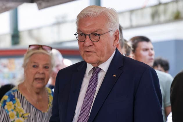 Bundespräsident Frank-Walter Steinmeier in der Fußgängerzone mit Pasanten im Dialog, im Gespräch, Volksnah, , Deutschland, Bundespräsident Frank-Walter Steinmeier, Format Ortszeit Deutschland, Fußgängerzone Lörrach, 30.06.2026, Lörrach Innenstadt Baden-Württemberg Deutschland *** Federal President Frank Walter Steinmeier in the pedestrian zone, engaging with passersby, conversing, connecting with the people, Germany, Federal President Frank Walter Steinmeier, Local Time Germany format, Lörrach pedestrian zone, June 30, 2026, Lörrach city center, Baden-Württemberg, Germany Copyright: xGrantxHubbsx