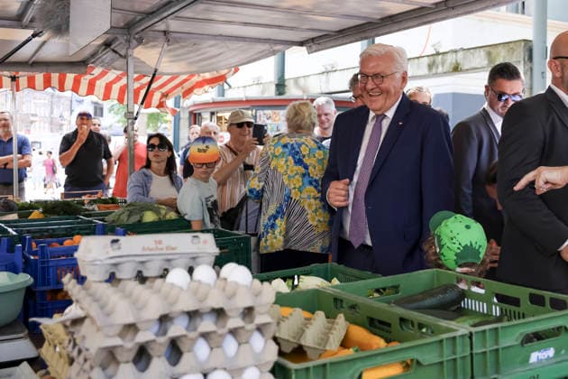 News Themen der Woche KW27 Bundespräsident Frank-Walter Steinmeier auf dem Marktplatz in der Fußgängerzone mit Pasanten im Dialog, im Gespräch, Volksnah, , Deutschland, Bundespräsident Frank-Walter Steinmeier, Format Ortszeit Deutschland, Fußgängerzone Lörrach, 30.06.2026, Lörrach Innenstadt Baden-Württemberg Deutschland *** Federal President Frank Walter Steinmeier on the market square in the pedestrian zone, engaging with passersby, conversing, connecting with the people, Germany, Federal President Frank Walter Steinmeier, Local Time Germany, Lörrach Pedestrian Zone, June 30, 2026, Lörrach City Center, Baden-Württemberg, Germany Copyright: xGrantxHubbsx