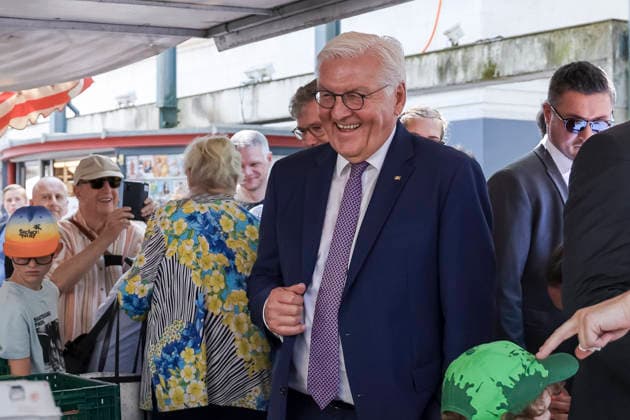 Bundespräsident Frank-Walter Steinmeier in der Fußgängerzone mit Pasanten im Dialog, im Gespräch, Volksnah, , Deutschland, Bundespräsident Frank-Walter Steinmeier, Format Ortszeit Deutschland, Fußgängerzone Lörrach, 30.06.2026, Lörrach Innenstadt Baden-Württemberg Deutschland *** Federal President Frank Walter Steinmeier in the pedestrian zone, engaging with passersby, conversing, connecting with the people, , Germany, Federal President Frank Walter Steinmeier, Local Time Germany format, Lörrach pedestrian zone, June 30, 2026, Lörrach city center, Baden-Württemberg, Germany Copyright: xGrantxHubbsx