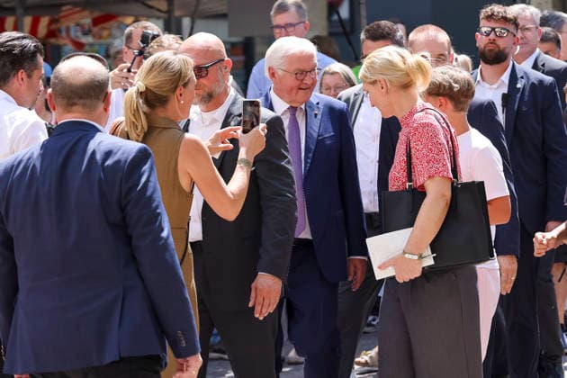 Bundespräsident Frank-Walter Steinmeier in der Fußgängerzone mit Pasanten im Dialog, im Gespräch, Volksnah, , Deutschland, Bundespräsident Frank-Walter Steinmeier, Format Ortszeit Deutschland, Fußgängerzone Lörrach, 30.06.2026, Lörrach Innenstadt Baden-Württemberg Deutschland *** Federal President Frank Walter Steinmeier in the pedestrian zone, engaging with passersby, conversing, connecting with the people, , Germany, Federal President Frank Walter Steinmeier, Local Time Germany format, Lörrach pedestrian zone, June 30, 2026, Lörrach city center, Baden-Württemberg, Germany Copyright: xGrantxHubbsx