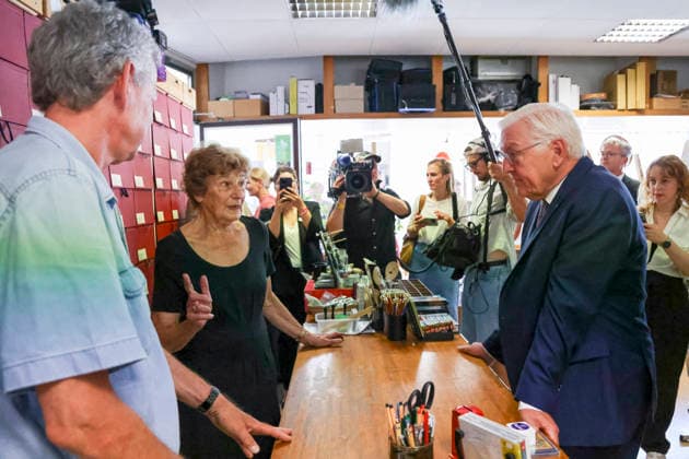 Bundespräsident Frank-Walter Steinmeier im Musikhaus Geissler , Deutschland, Bundespräsident Frank-Walter Steinmeier, Format Ortszeit Deutschland, Fußgängerzone Lörrach, 30.06.2026, Lörrach Innenstadt Baden-Württemberg Deutschland *** Federal President Frank Walter Steinmeier at Musikhaus Geissler, Germany; Federal President Frank Walter Steinmeier; Local time in Germany; Lörrach pedestrian zone; June 30, 2026; Lörrach city center, Baden-Württemberg, Germany Copyright: xGrantxHubbsx