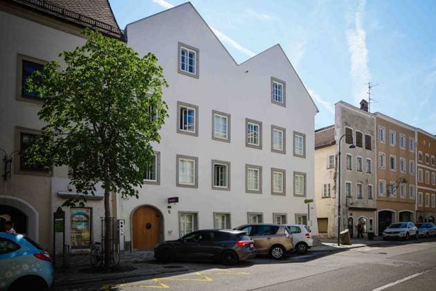 30.06.2026, Braunau am Inn, AUT, Unterwegs in Oberösterreich, Symbolbild, Themenbild, Neuer Polizeiposten, NEUE PI Braunau am Inn, im Bild Außenansicht, PI Braunau, Hitlerhaus, Geburtshaus, Salzburger Vorstadt 15, Verschiedene Ansichten, Polizei, Schild, Überwachung, Stadt, *** June 30, 2026, Braunau am Inn, Austria, Traveling in Upper Austria, Stock photo, Thematic photo, New police station, NEW Braunau am Inn Police Station, exterior view shown, Braunau Police Station, Hitler House, birthplace, Salzburger Vorstadt 15, various views, police, sign, surveillance, city,