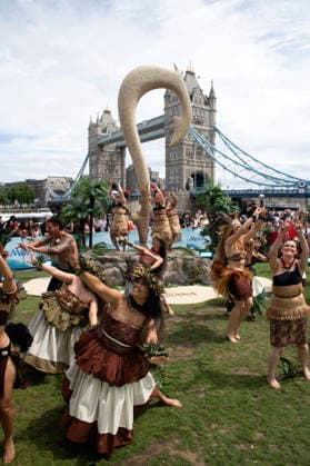 Tänzerinnen beim Photocall zur Eröffnung der Moana Experience im Potters Fields park. London, 30.06.2026 *** Dancers at the photo call for the opening of the Moana Experience at Potters Fields Park in London, June 30, 2026 Foto:xS.xVasx xFuturexImagex moana_6679