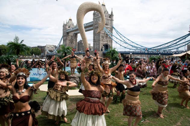 Tänzerinnen beim Photocall zur Eröffnung der Moana Experience im Potters Fields park. London, 30.06.2026 *** Dancers at the photo call for the opening of the Moana Experience at Potters Fields Park in London, June 30, 2026 Foto:xS.xVasx xFuturexImagex moana_6681