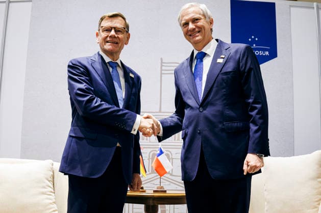 Johann Wadephul (CDU), Bundesaussenminister, trifft im Rahmen der Mercosur-Konferenz Jose Antonio Kast Rist, Praesidenten der Republik Chile und Francisco PÃ rez Mackenna, Aussenminister der Republik Chile zu einem Gespraech in Asuncion, 30.06.2026. Fotografiert im Auftrag des Auswaertigen Amtes (AA) Asuncion Paraguay *** Johann Wadephul (CDU), Federal Minister of Foreign Affairs, meets with José Antonio Kast Rist, President of the Republic of Chile, and Francisco Pérez Mackenna, Minister of Foreign Affairs of the Republic of Chile, for talks in Asunción as part of the Mercosur Conference, June 30, 2026. Photographed on behalf of the Federal Foreign Office (AA) in Asunción, Paraguay. Copyright: xFelixxZahnx