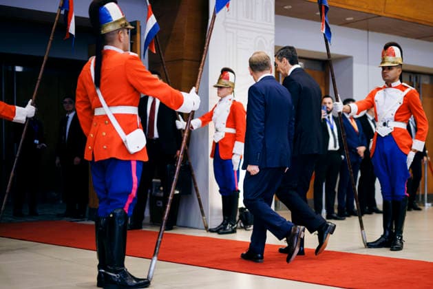 Johann Wadephul (CDU), Bundesaussenminister, wird im Rahmen der Mercosur-Konferenz von Santiago Pena Palacios, Praesidenten der Republik Paraguay, begruesst in Asuncion, 30.06.2026. Fotografiert im Auftrag des Auswaertigen Amtes (AA) Asuncion Paraguay *** Johann Wadephul (CDU), Federal Minister of Foreign Affairs, is welcomed by Santiago Pena Palacios, President of the Republic of Paraguay, during the Mercosur Conference in Asunción, June 30, 2026. Photographed on behalf of the Federal Foreign Office (AA) in Asunción, Paraguay. Copyright: xFelixxZahnx