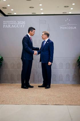 Johann Wadephul (CDU), Bundesaussenminister, wird im Rahmen der Mercosur-Konferenz von Santiago Pena Palacios, Praesidenten der Republik Paraguay, begruesst in Asuncion, 30.06.2026. Fotografiert im Auftrag des Auswaertigen Amtes (AA) Asuncion Paraguay *** Johann Wadephul (CDU), Federal Minister of Foreign Affairs, is welcomed by Santiago Pena Palacios, President of the Republic of Paraguay, during the Mercosur Conference in Asunción, June 30, 2026. Photographed on behalf of the Federal Foreign Office (AA) in Asunción, Paraguay. Copyright: xFelixxZahnx
