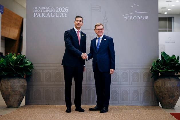 Johann Wadephul (CDU), Bundesaussenminister, wird im Rahmen der Mercosur-Konferenz von Santiago Pena Palacios, Praesidenten der Republik Paraguay, begruesst in Asuncion, 30.06.2026. Fotografiert im Auftrag des Auswaertigen Amtes (AA) Asuncion Paraguay *** Johann Wadephul (CDU), Federal Minister of Foreign Affairs, is welcomed by Santiago Pena Palacios, President of the Republic of Paraguay, during the Mercosur Conference in Asunción, June 30, 2026. Photographed on behalf of the Federal Foreign Office (AA) in Asunción, Paraguay. Copyright: xFelixxZahnx