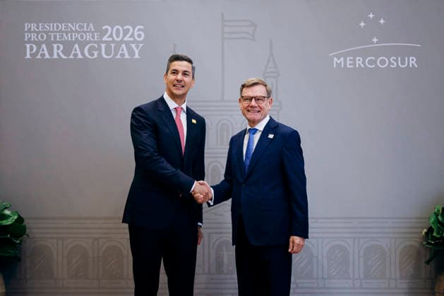 Johann Wadephul (CDU), Bundesaussenminister, wird im Rahmen der Mercosur-Konferenz von Santiago Pena Palacios, Praesidenten der Republik Paraguay, begruesst in Asuncion, 30.06.2026. Fotografiert im Auftrag des Auswaertigen Amtes (AA) Asuncion Paraguay *** Johann Wadephul (CDU), Federal Minister of Foreign Affairs, is welcomed by Santiago Pena Palacios, President of the Republic of Paraguay, during the Mercosur Conference in Asunción on June 30, 2026. Photographed on behalf of the Federal Foreign Office (AA) in Asunción, Paraguay. Copyright: xFelixxZahnx