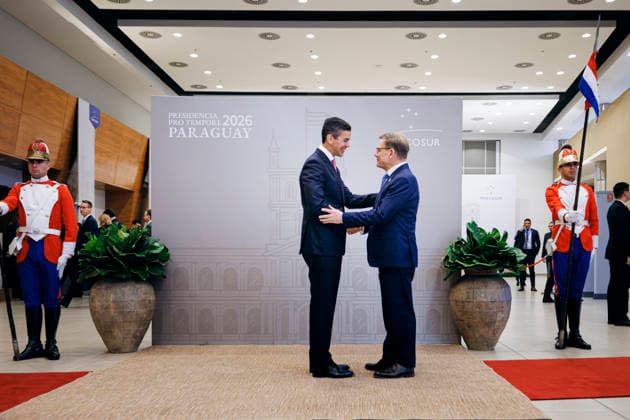 Johann Wadephul (CDU), Bundesaussenminister, wird im Rahmen der Mercosur-Konferenz von Santiago Pena Palacios, Praesidenten der Republik Paraguay, begruesst in Asuncion, 30.06.2026. Fotografiert im Auftrag des Auswaertigen Amtes (AA) Asuncion Paraguay *** Johann Wadephul (CDU), Federal Minister of Foreign Affairs, is welcomed by Santiago Pena Palacios, President of the Republic of Paraguay, during the Mercosur Conference in Asunción on June 30, 2026. Photographed on behalf of the Federal Foreign Office (AA) in Asunción, Paraguay. Copyright: xFelixxZahnx