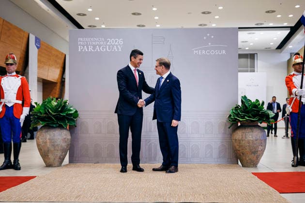 Johann Wadephul (CDU), Bundesaussenminister, wird im Rahmen der Mercosur-Konferenz von Santiago Pena Palacios, Praesidenten der Republik Paraguay, begruesst in Asuncion, 30.06.2026. Fotografiert im Auftrag des Auswaertigen Amtes (AA) Asuncion Paraguay *** Johann Wadephul (CDU), Federal Minister of Foreign Affairs, is welcomed by Santiago Pena Palacios, President of the Republic of Paraguay, during the Mercosur Conference in Asunción, June 30, 2026. Photographed on behalf of the Federal Foreign Office (AA) in Asunción, Paraguay. Copyright: xFelixxZahnx