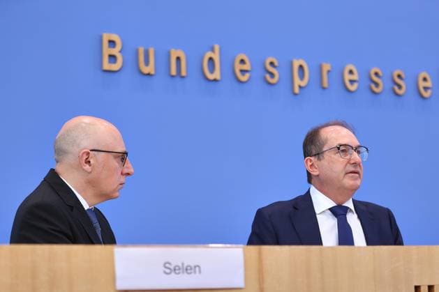 Berlin, Deutschland, 30.06.2026: Bundespressekonferenz: Vorstellung des Verfassungsschutzberichtes 2025: Sinan Selen, Präsident des Bundesamtes für Verfassungsschutz (BfV), und Bundesminister des Innern Alexander Dobrindt (CSU) *** Berlin, Germany, June 30, 2026 Federal Press Conference: Presentation of the 2025 Report on the Protection of the Constitution Sinan Selen, President of the Federal Office for the Protection of the Constitution (BfV), and Federal Minister of the Interior Alexander Dobrindt (CSU) Copyright: xdtsxNachrichtenagenturx dts_125727
