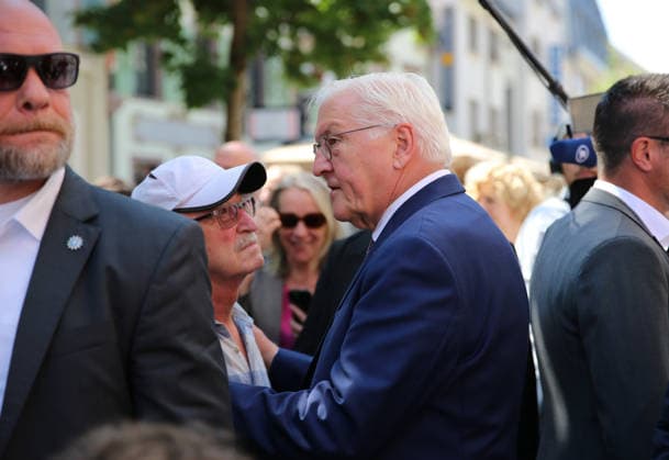 Bundespräsident Frank-Walter Steinmeier beim Gang durch die Lörracher Fußgängerzone. Der Bundespräsident unterhält sich mit Bürgern und stellt sich für Selfies zur Verfügung. Bundespräsident Frank-Walter Steinmeier beim Gang durch die Lörracher Fußgängerzone. Der Bundespräsident unterhält sich mit Bürgern und stellt sich für Selfies zur Verfügung. Lörrach Baden-Württemberg Deutschland *** Federal President Frank Walter Steinmeier walking through the pedestrian zone in Lörrach. The Federal President chats with citizens and poses for selfies. Federal President Frank Walter Steinmeier walking through the pedestrian zone in Lörrach. The Federal President chats with citizens and poses for selfies. Lörrach, Baden-Württembergttemberg, Germany