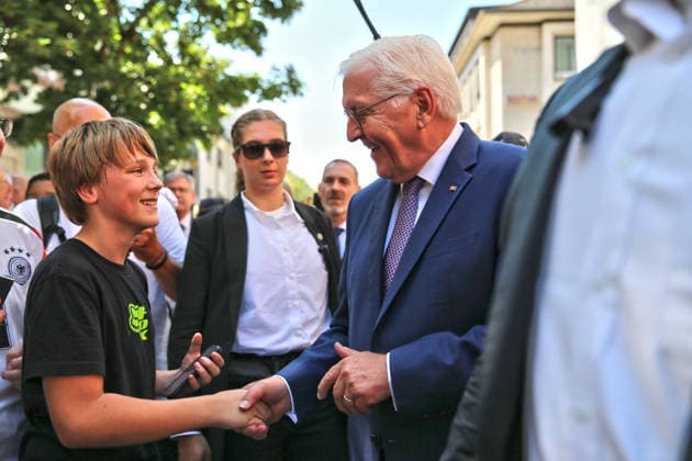 Bundespräsident Frank-Walter Steinmeier beim Gang durch die Lörracher Fußgängerzone. Der Bundespräsident hat ein offenes Ohr, unterhält sich mit Bürgern und stellt sich für Selfies zur Verfügung. Bundespräsident Frank-Walter Steinmeier beim Gang durch die Lörracher Fußgängerzone. Der Bundespräsident hat ein offenes Ohr, unterhält sich mit Bürgern und stellt sich für Selfies zur Verfügung. Lörrach Baden-Württemberg Deutschland *** Federal President Frank Walter Steinmeier walking through Lörrach’s pedestrian zone. The Federal President is approachable, chats with citizens, and poses for selfies. Federal President Frank Walter Steinmeier walking through Lörrach’s pedestrian zone. The Federal President is approachable, chatting with citizens a