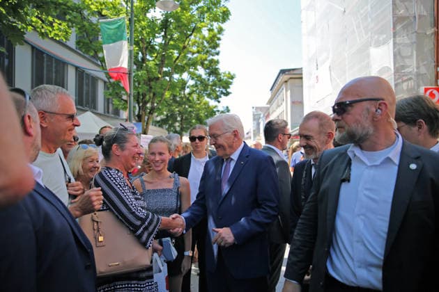 Bundespräsident Frank-Walter Steinmeier beim Gang durch die Lörracher Fußgängerzone. Der Bundespräsident hat ein offenes Ohr, unterhält sich mit Bürgern und stellt sich für Selfies zur Verfügung. Bundespräsident Frank-Walter Steinmeier beim Gang durch die Lörracher Fußgängerzone. Der Bundespräsident hat ein offenes Ohr, unterhält sich mit Bürgern und stellt sich für Selfies zur Verfügung. Lörrach Baden-Württemberg Deutschland *** Federal President Frank Walter Steinmeier walking through Lörrach’s pedestrian zone. The Federal President is approachable, chats with citizens, and poses for selfies. Federal President Frank Walter Steinmeier walking through Lörrach’s pedestrian zone. The Federal President is approachable, chatting with citizens a