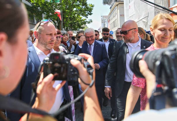 Bundespräsident Frank-Walter Steinmeier beim Gang durch die Lörracher Fußgängerzone. Der Bundespräsident hat ein offenes Ohr, unterhält sich mit Bürgern und stellt sich für Selfies zur Verfügung. Bundespräsident Frank-Walter Steinmeier beim Gang durch die Lörracher Fußgängerzone. Der Bundespräsident hat ein offenes Ohr, unterhält sich mit Bürgern und stellt sich für Selfies zur Verfügung. Lörrach Baden-Württemberg Deutschland *** Federal President Frank Walter Steinmeier walking through Lörrach’s pedestrian zone. The Federal President is approachable, chats with citizens, and poses for selfies. Federal President Frank Walter Steinmeier walking through Lörrach’s pedestrian zone. The Federal President is approachable, chatting with citizens a