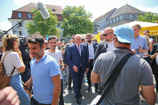 Bundespräsident Frank-Walter Steinmeier beim Gang durch die Lörracher Fußgängerzone. Der Bundespräsident hat ein offenes Ohr, unterhält sich mit Bürgern und stellt sich für Selfies zur Verfügung. Bundespräsident Frank-Walter Steinmeier beim Gang durch die Lörracher Fußgängerzone. Der Bundespräsident hat ein offenes Ohr, unterhält sich mit Bürgern und stellt sich für Selfies zur Verfügung. Lörrach Baden-Württemberg Deutschland *** Federal President Frank Walter Steinmeier walking through Lörrach’s pedestrian zone. The Federal President is approachable, chats with citizens, and poses for selfies. Federal President Frank Walter Steinmeier walking through Lörrach’s pedestrian zone. The Federal President is approachable, chatting with citizens a