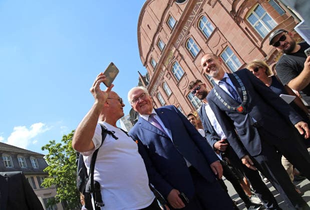 Bundespräsident Frank-Walter Steinmeier beim Gang durch die Lörracher Fußgängerzone. Der Bundespräsident hat ein offenes Ohr, unterhält sich mit Bürgern und stellt sich für Selfies zur Verfügung. Bundespräsident Frank-Walter Steinmeier beim Gang durch die Lörracher Fußgängerzone. Der Bundespräsident hat ein offenes Ohr, unterhält sich mit Bürgern und stellt sich für Selfies zur Verfügung. Lörrach Baden-Württemberg Deutschland *** Federal President Frank Walter Steinmeier walking through Lörrach’s pedestrian zone. The Federal President is approachable, chats with citizens, and poses for selfies. Federal President Frank Walter Steinmeier walking through Lörrach’s pedestrian zone. The Federal President is approachable, chatting with citizens a