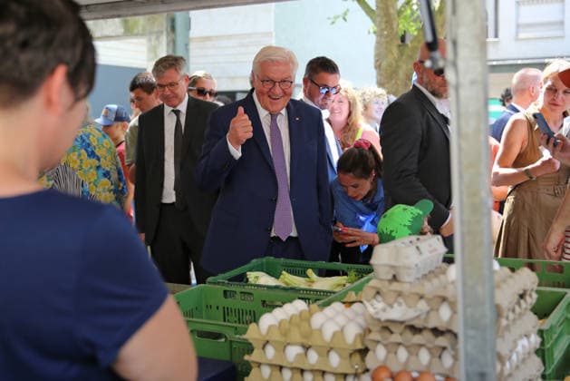 Bundespräsident Frank-Walter Steinmeier beim Gang durch die Lörracher Fußgängerzone. Der Bundespräsident hat ein offenes Ohr, unterhält sich mit Bürgern und stellt sich für Selfies zur Verfügung. Bundespräsident Frank-Walter Steinmeier beim Gang durch die Lörracher Fußgängerzone. Der Bundespräsident hat ein offenes Ohr, unterhält sich mit Bürgern und stellt sich für Selfies zur Verfügung. Lörrach Baden-Württemberg Deutschland *** Federal President Frank Walter Steinmeier walking through Lörrach’s pedestrian zone. The Federal President is approachable, chats with citizens, and poses for selfies. Federal President Frank Walter Steinmeier walking through Lörrach’s pedestrian zone. The Federal President is approachable, chatting with citizens a
