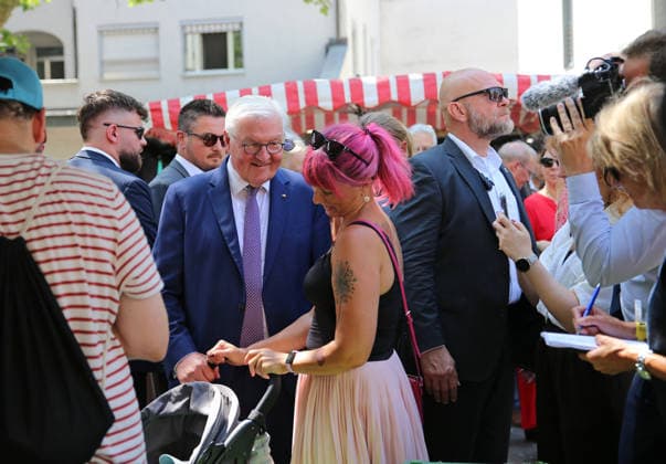 Bundespräsident Frank-Walter Steinmeier beim Gang durch die Lörracher Fußgängerzone. Der Bundespräsident hat ein offenes Ohr, unterhält sich mit Bürgern und stellt sich für Selfies zur Verfügung. Bundespräsident Frank-Walter Steinmeier beim Gang durch die Lörracher Fußgängerzone. Der Bundespräsident hat ein offenes Ohr, unterhält sich mit Bürgern und stellt sich für Selfies zur Verfügung. Lörrach Baden-Württemberg Deutschland *** Federal President Frank Walter Steinmeier walking through Lörrach’s pedestrian zone. The Federal President is approachable, chats with citizens, and poses for selfies. Federal President Frank Walter Steinmeier walking through Lörrach’s pedestrian zone. The Federal President is approachable, chatting with citizens a