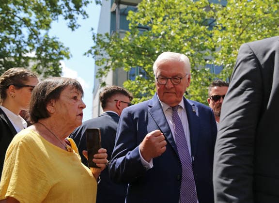 Bundespräsident Frank-Walter Steinmeier beim Gang durch die Lörracher Fußgängerzone. Der Bundespräsident hat ein offenes Ohr, unterhält sich mit Bürgern und stellt sich für Selfies zur Verfügung. Bundespräsident Frank-Walter Steinmeier beim Gang durch die Lörracher Fußgängerzone. Der Bundespräsident hat ein offenes Ohr, unterhält sich mit Bürgern und stellt sich für Selfies zur Verfügung. Lörrach Baden-Württemberg Deutschland *** Federal President Frank Walter Steinmeier walking through Lörrach’s pedestrian zone. The Federal President is approachable, chats with citizens, and poses for selfies. Federal President Frank Walter Steinmeier walking through Lörrach’s pedestrian zone. The Federal President is approachable, chatting with citizens a